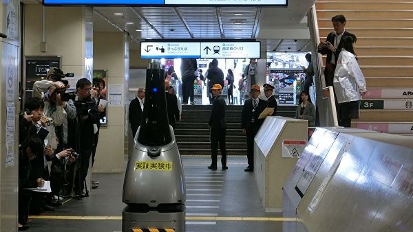 <br />
В Японии робот поработал охранником на станции железной дороги<br />
