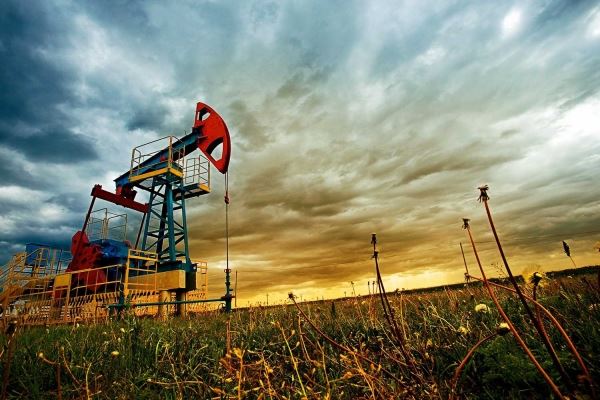 Участники ОПЕК+ и Россия договорились снизить добычу нефти