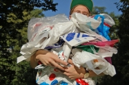 Великобритания повысит вдвое налог на пластиковые пакеты
