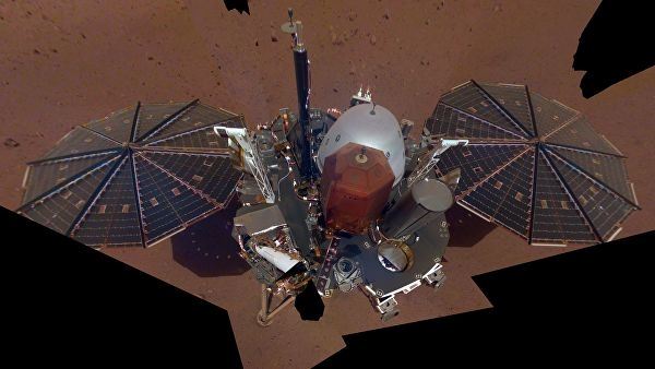 <br />
Зонд InSight сделал первые «селфи» на поверхности Марса<br />
